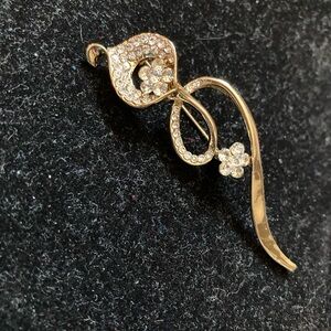 Pretty and sparkly vintage pin/brooch. Looks like a pretty lily flower to me